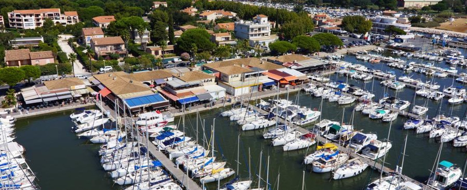 Vue générale du port Miramar à La Londe