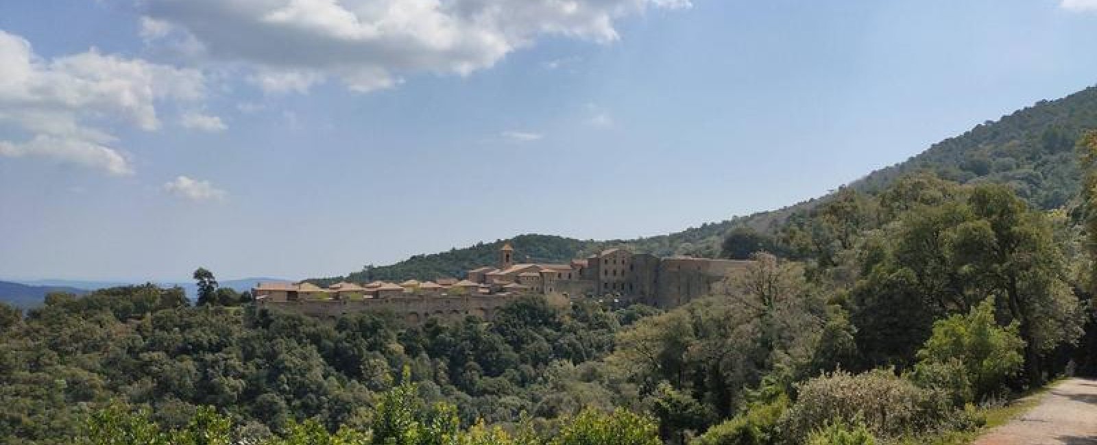 L'imposante Chartreuse de la Verne édifiée dans un écrin de verdure
