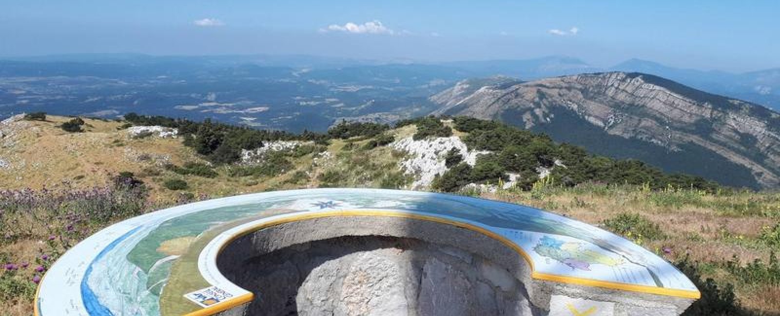 Table d'orientation avec vision à perte de vue sur les collines environnantes