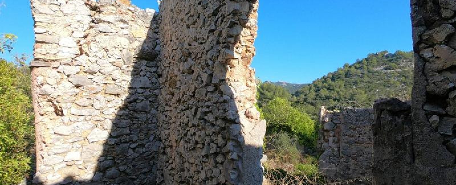 Vestige d'une habitation en pierres