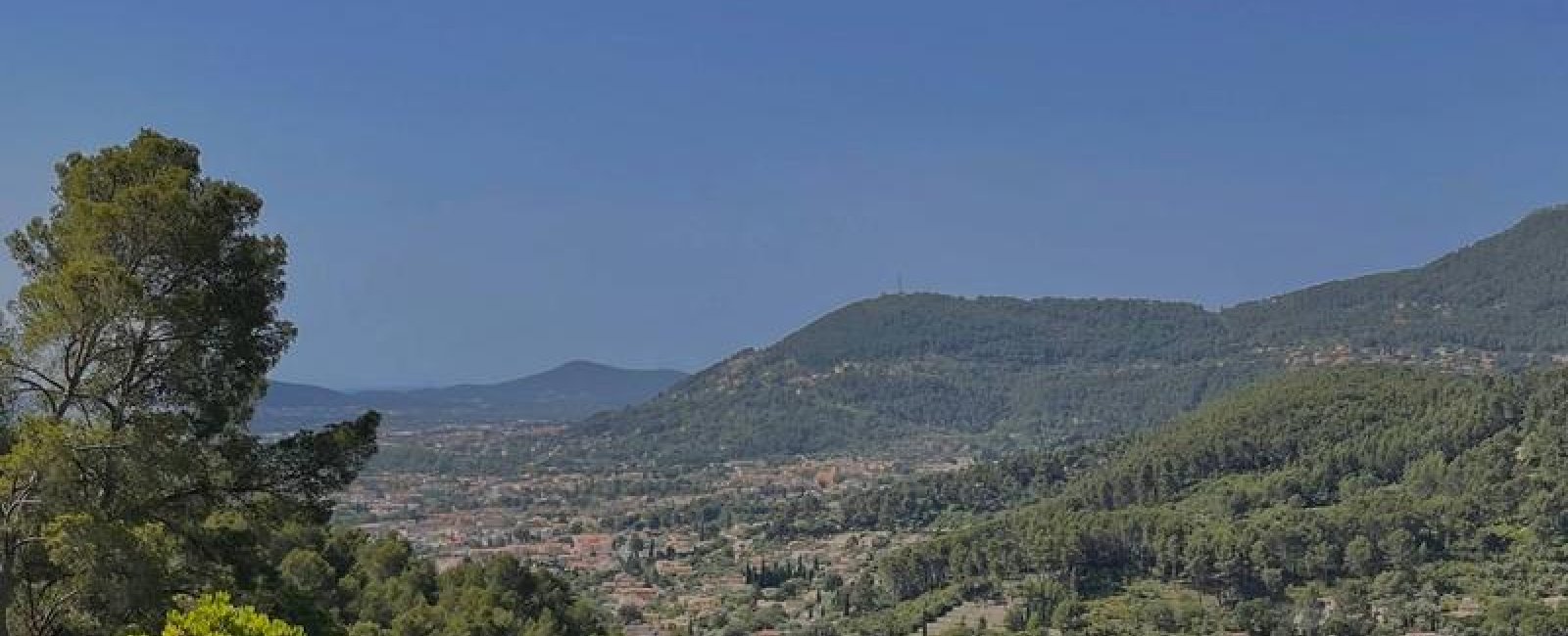 Panorama sur une partie du village de Solliès-Toucas et les collines environnantes