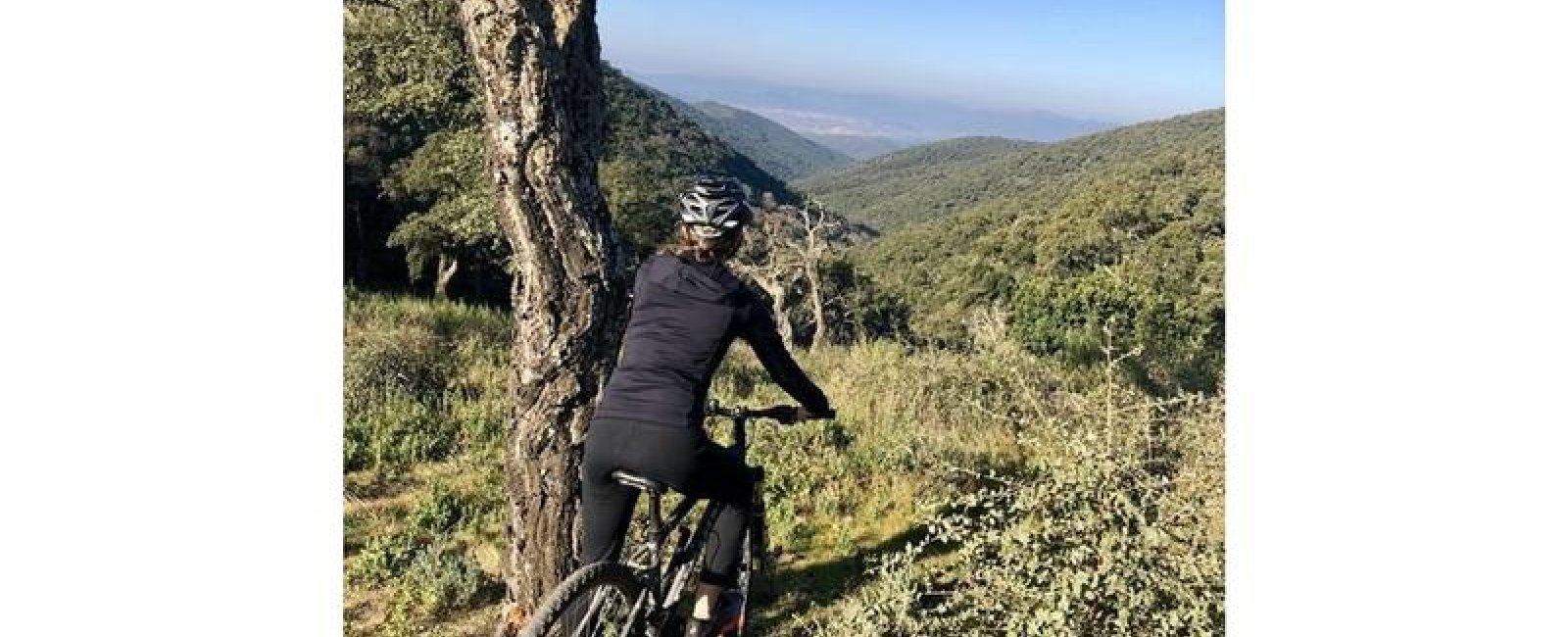 VTTiste observant la vue sur les collines des Maures