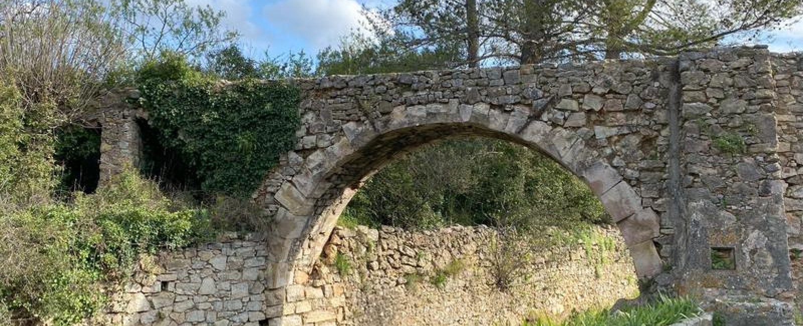 L'aqueduc des Cinq-Ponts à Cuers