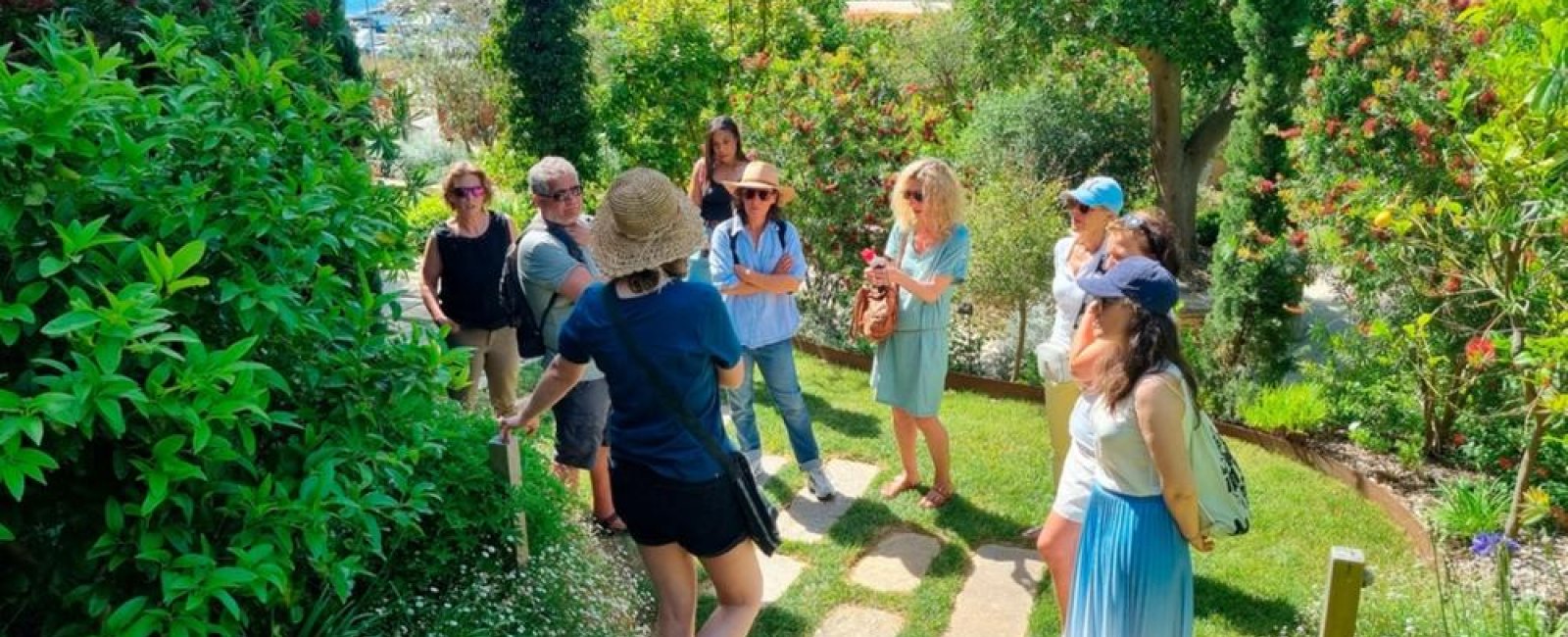 Rendezvous in the garden of the Musée du Niel_Hyères