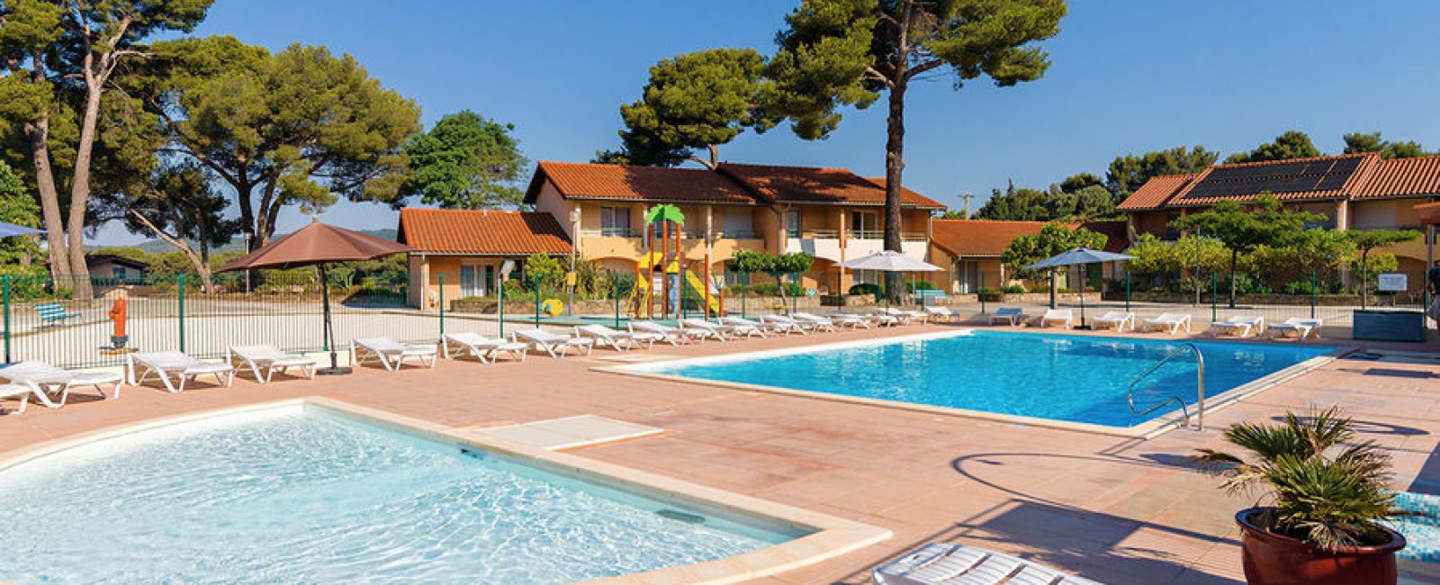 Feriendorf mit Pool