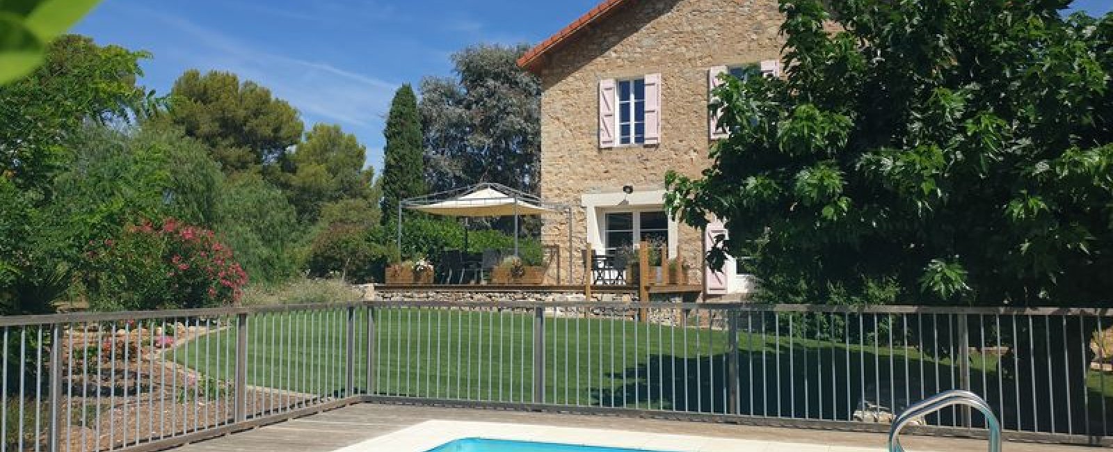 Location de gîtes avec piscine Château de la Pascalette