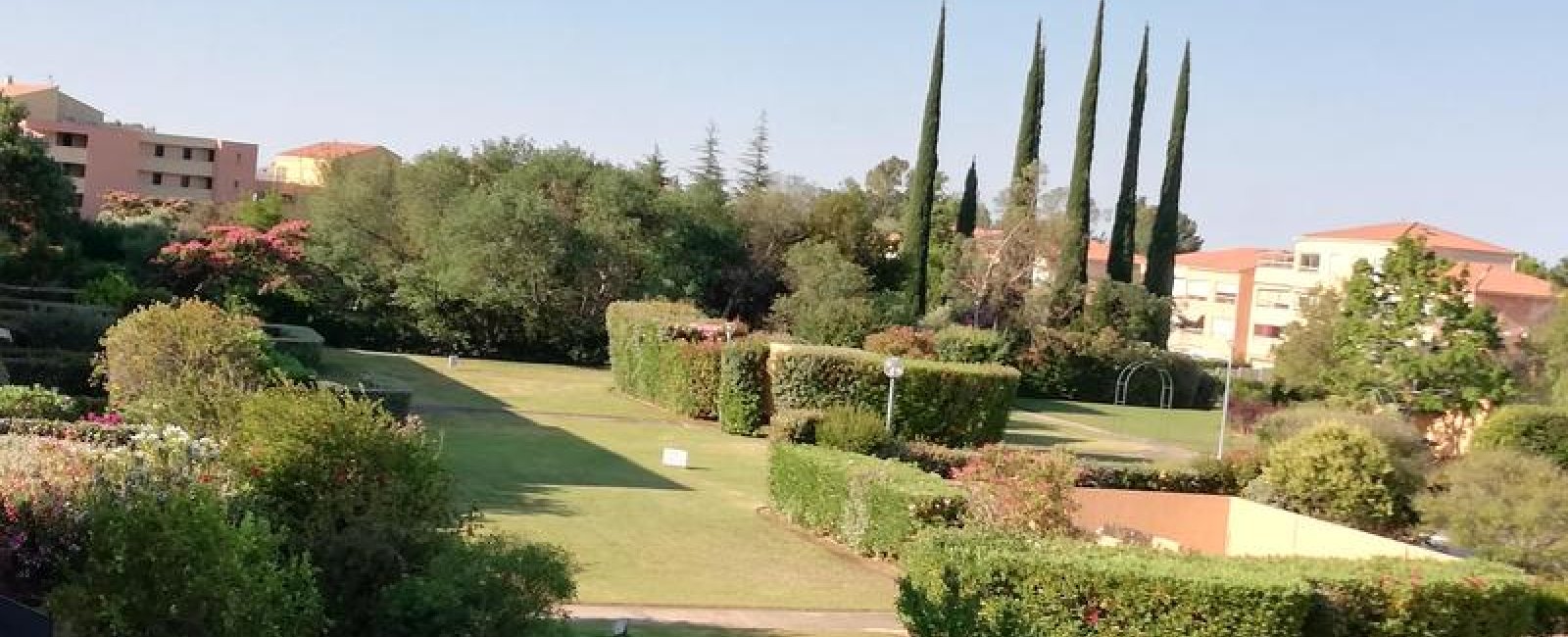 Vue depuis la loggia sur le parc