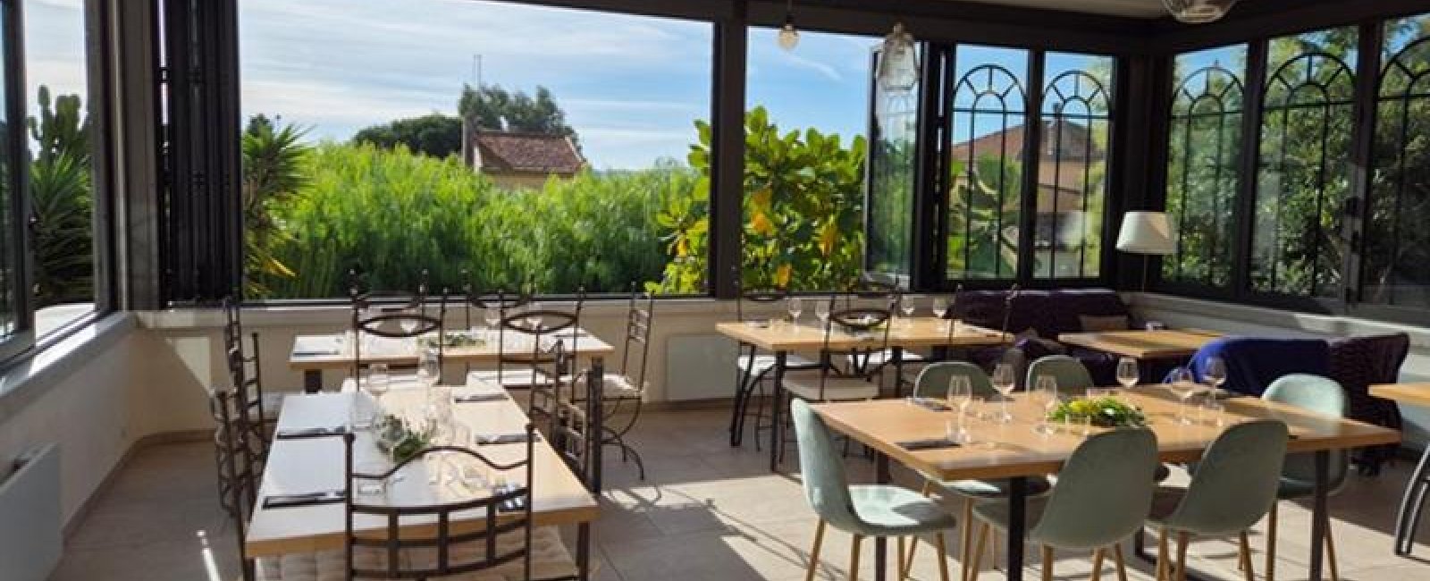 Vue du restaurant depuis l'entrée