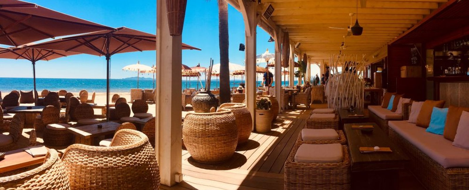 Terrasse du restaurant sur la plage de l'Argentière face aux Iles d'Or