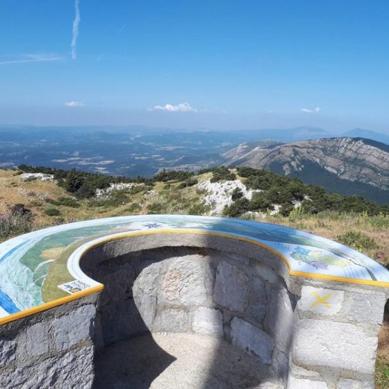 Table d'orientation avec vision à perte de vue sur les collines environnantes Table d'orientation avec vision à perte de vue sur les collines environnantes