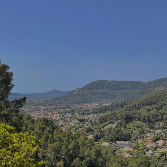 Panorama sur une partie du village de Solliès-Toucas et les collines environnantes Panorama sur une partie du village de Solliès-Toucas et les collines environnantes