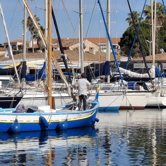 Ronds dans l'eau à bord d'un pointu_Port Miramar Ronds dans l'eau à bord d'un pointu_Port Miramar