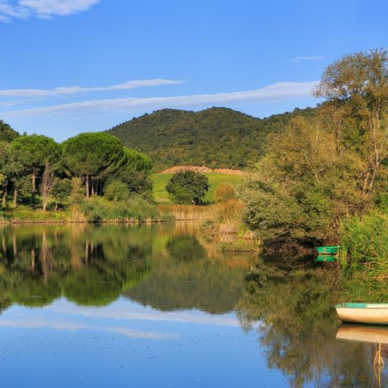 Lakeside picnic at Château Pas du Cerf_La Londe-les-Maures