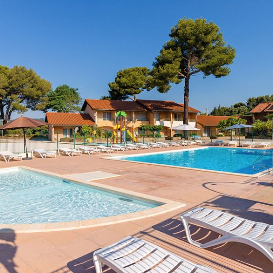 Feriendorf mit Pool Feriendorf mit Pool