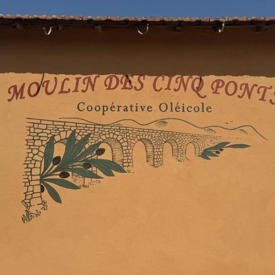 La façade rénovée du Moulin des Cinq Ponts à Cuers