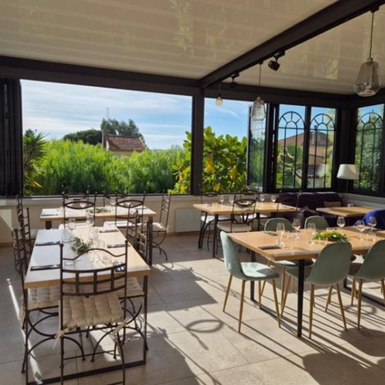 Vue du restaurant depuis l'entrée