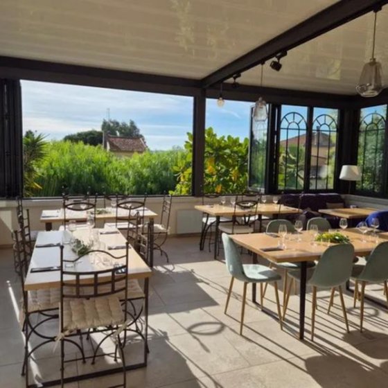 Vue du restaurant depuis l'entrée