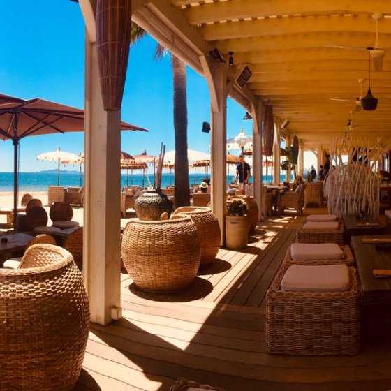 Terrasse du restaurant sur la plage de l'Argentière face aux Iles d'Or