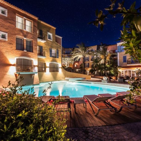 La piscine by night